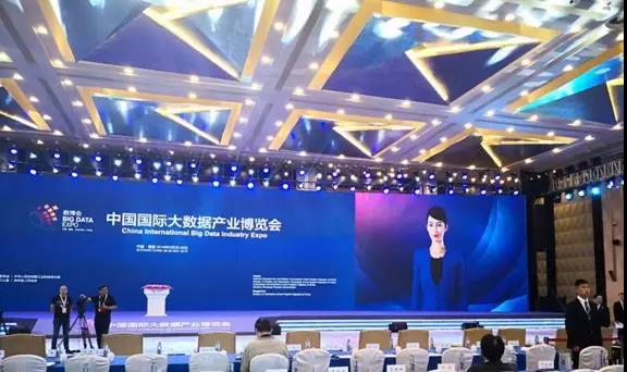 【合作伙伴】小i機器人實力助陣數(shù)博會 發(fā)布大屏智能交互機器人